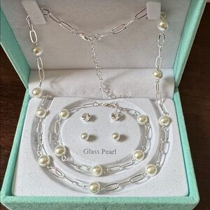 Elegant Silver and Pearl Jewelry Set